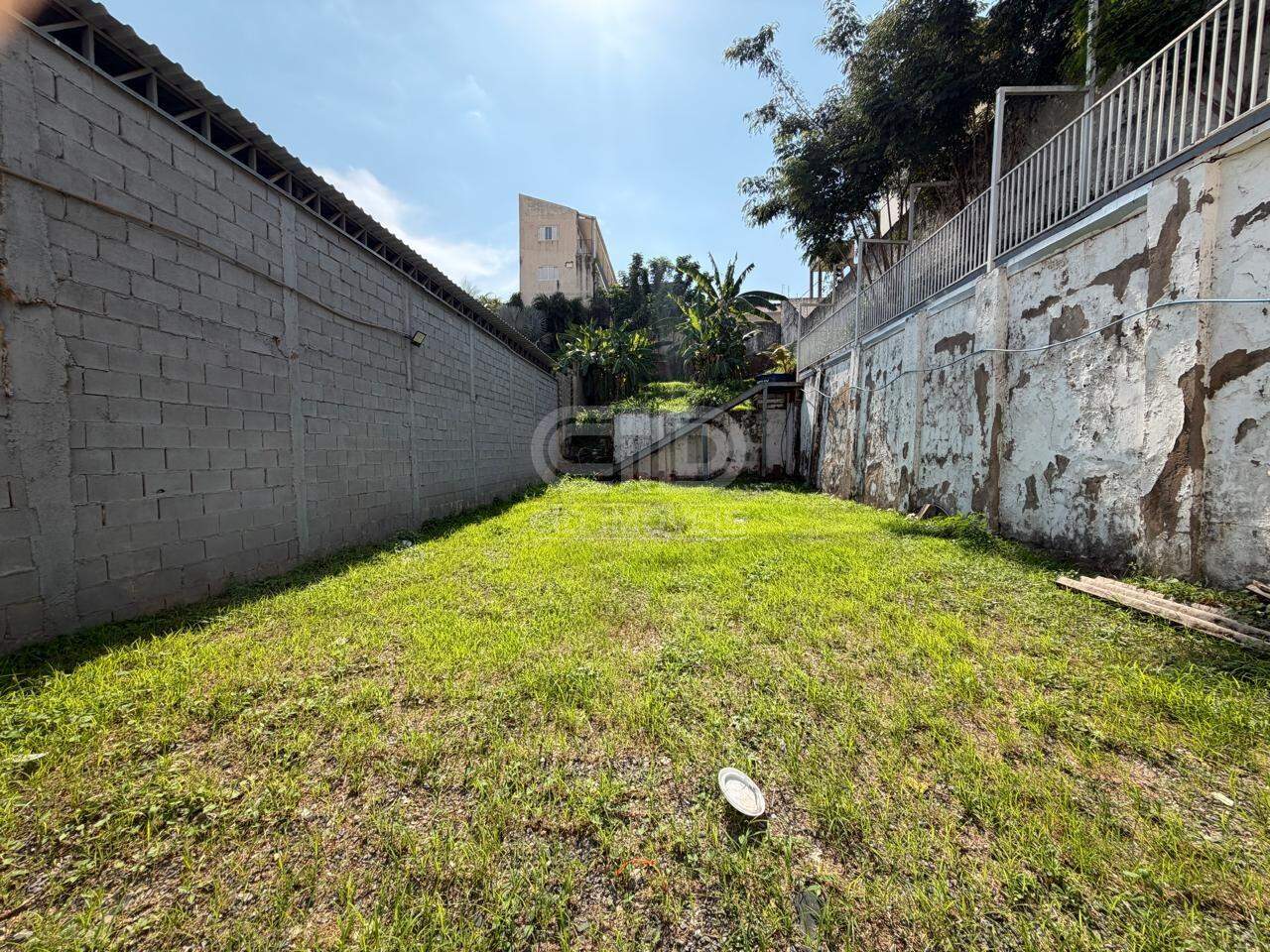 Imóvel comercial com 781m² na Av. Miguel Sutil 
