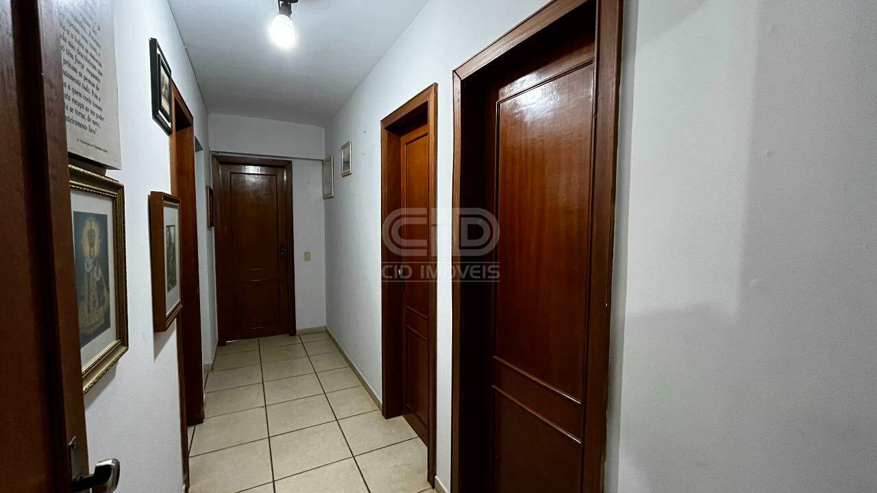 Apartamento à venda com 3 quartos, 224m² - Foto 4