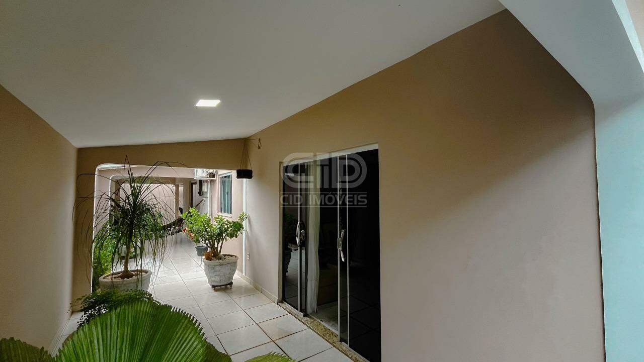 Casa à venda com 3 quartos, 220m² - Foto 2