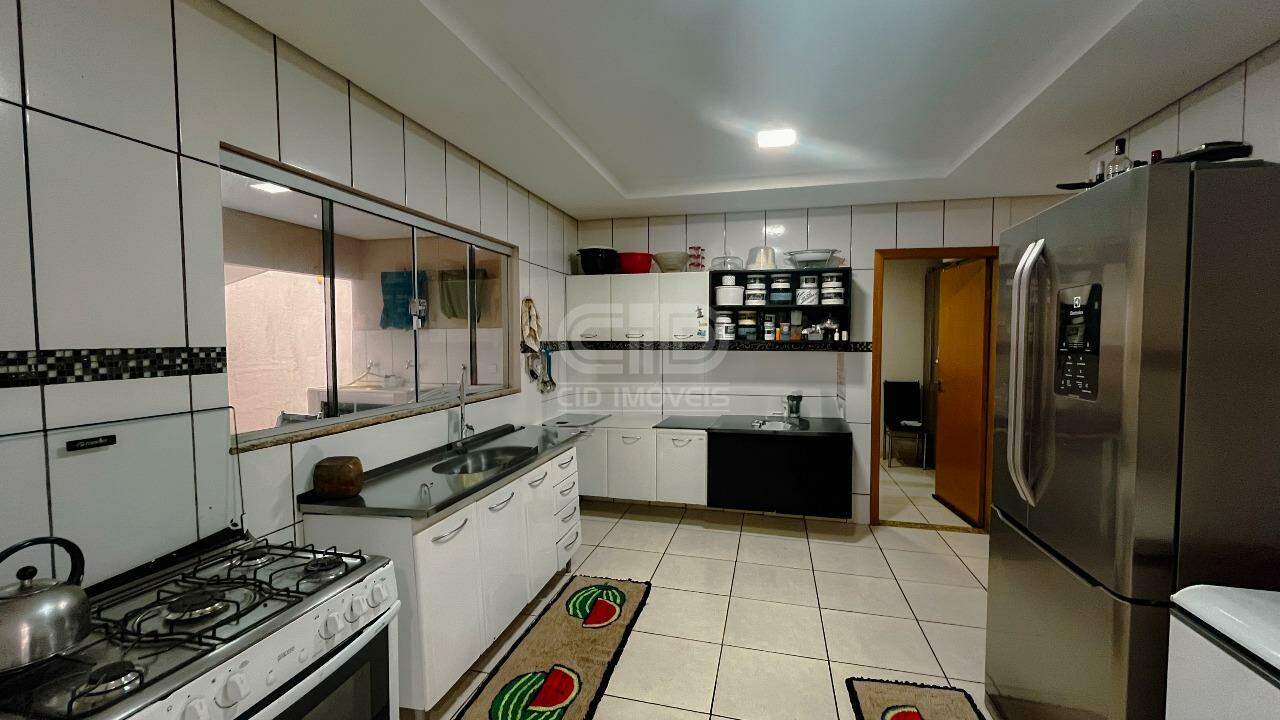 Casa à venda com 3 quartos, 220m² - Foto 13