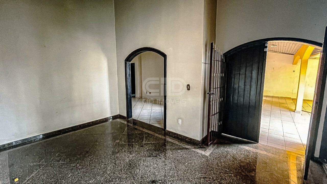 Casa à venda com 3 quartos, 197m² - Foto 2