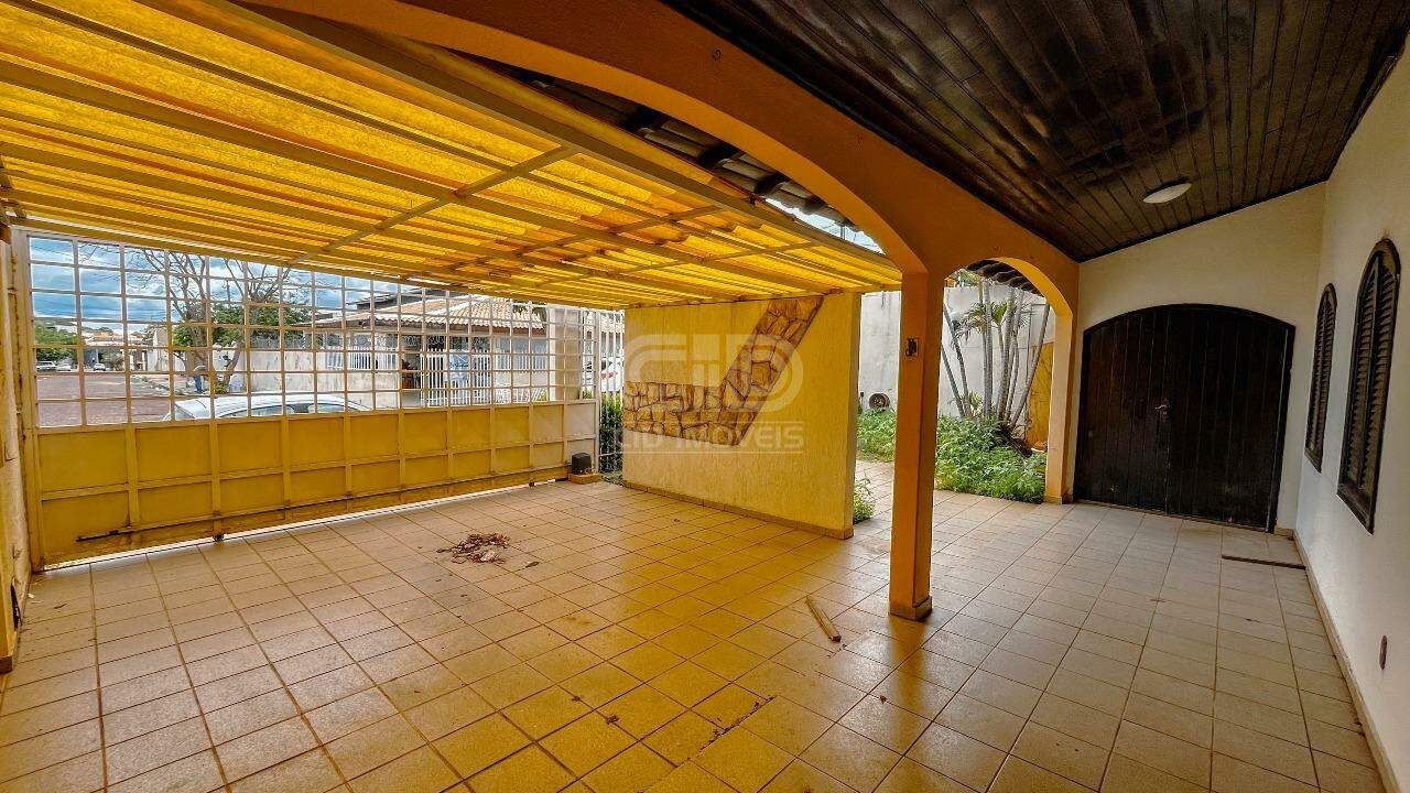 Casa à venda com 3 quartos, 197m² - Foto 1