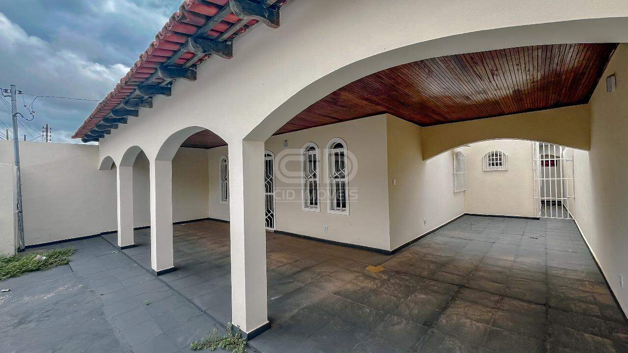 Casa à venda com 3 quartos, 164m² - Foto 1