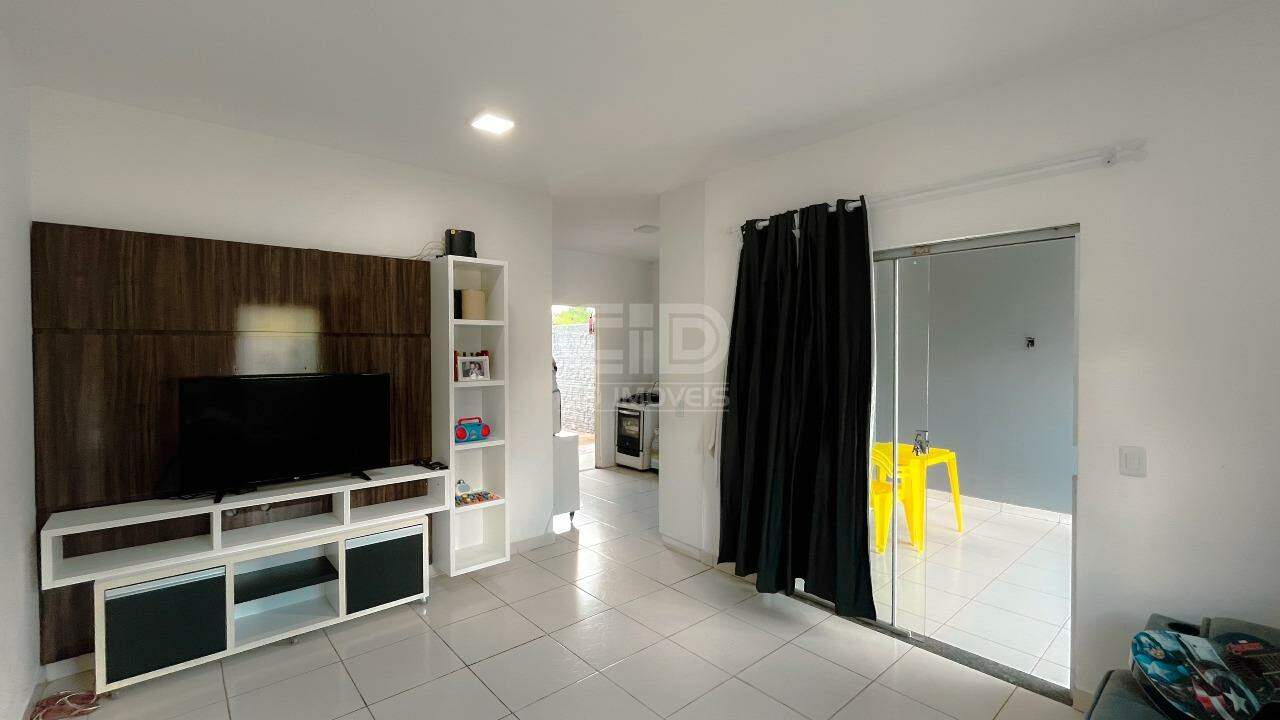 Casa à venda com 2 quartos, 72m² - Foto 1