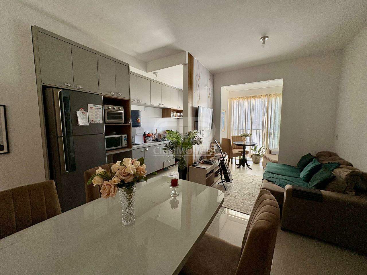 Apartamento à venda com 2 quartos, 64m² - Foto 2