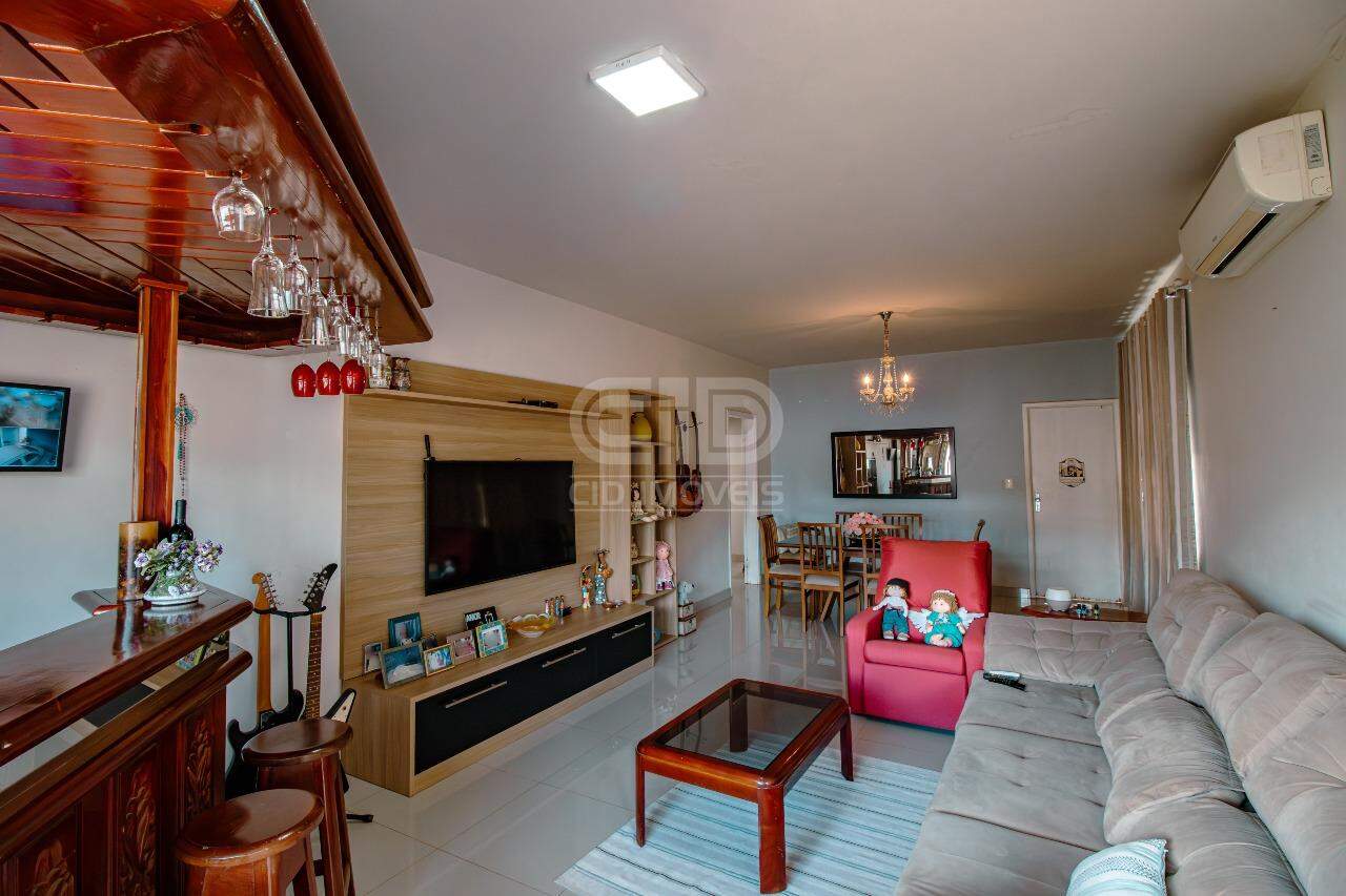 Casa à venda com 5 quartos, 240m² - Foto 1