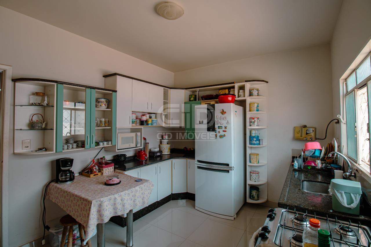 Casa à venda com 5 quartos, 240m² - Foto 10