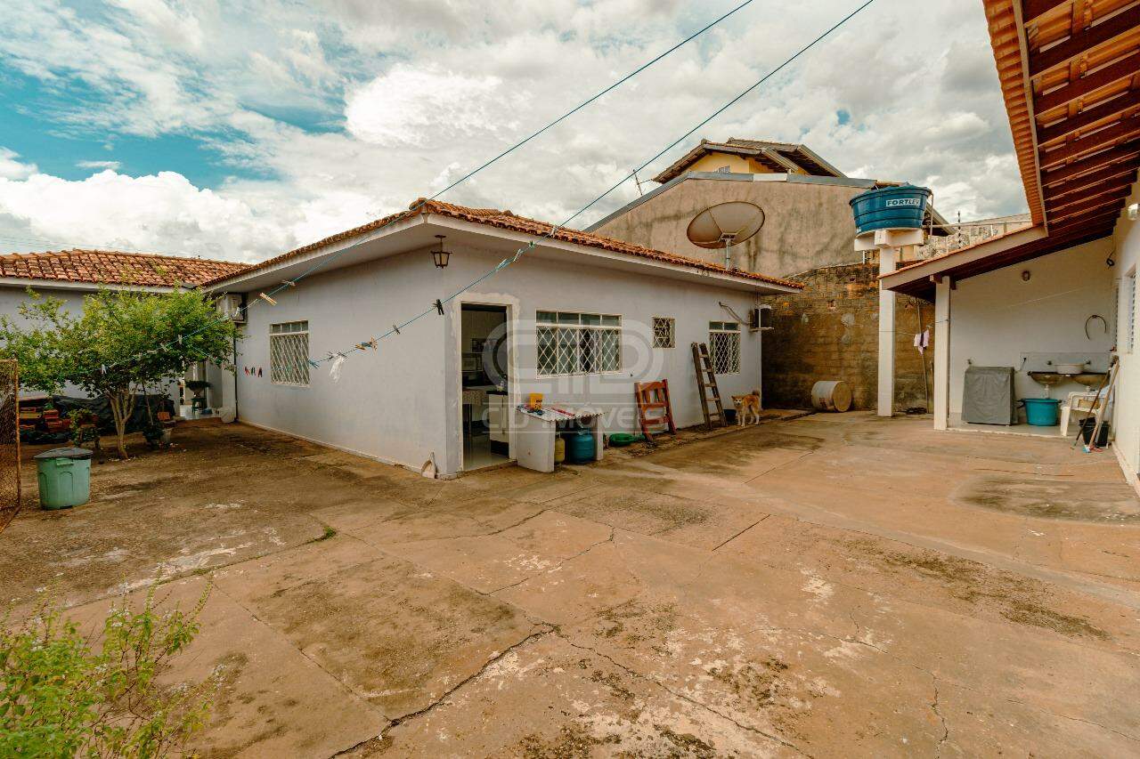 Casa à venda com 5 quartos, 240m² - Foto 16