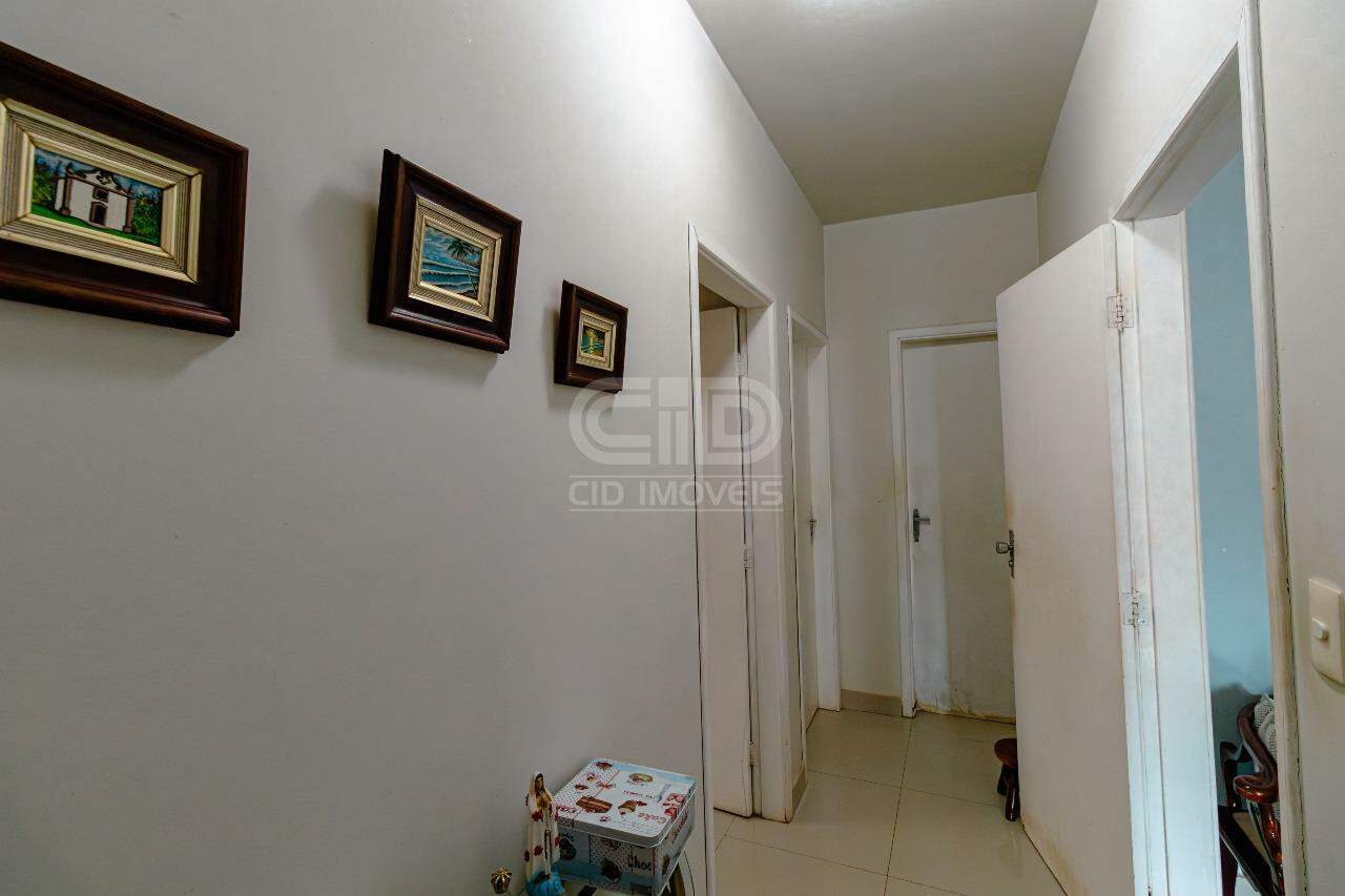 Casa à venda com 5 quartos, 240m² - Foto 2