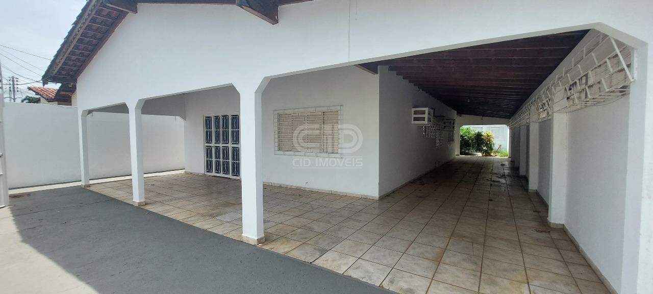 Casa à venda com 4 quartos, 224m² - Foto 1