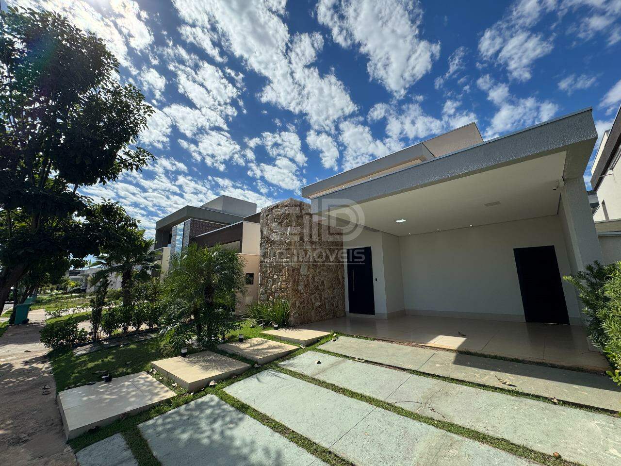 Casa com 3 Suítes e Piscina no Condomínio Belvedere II