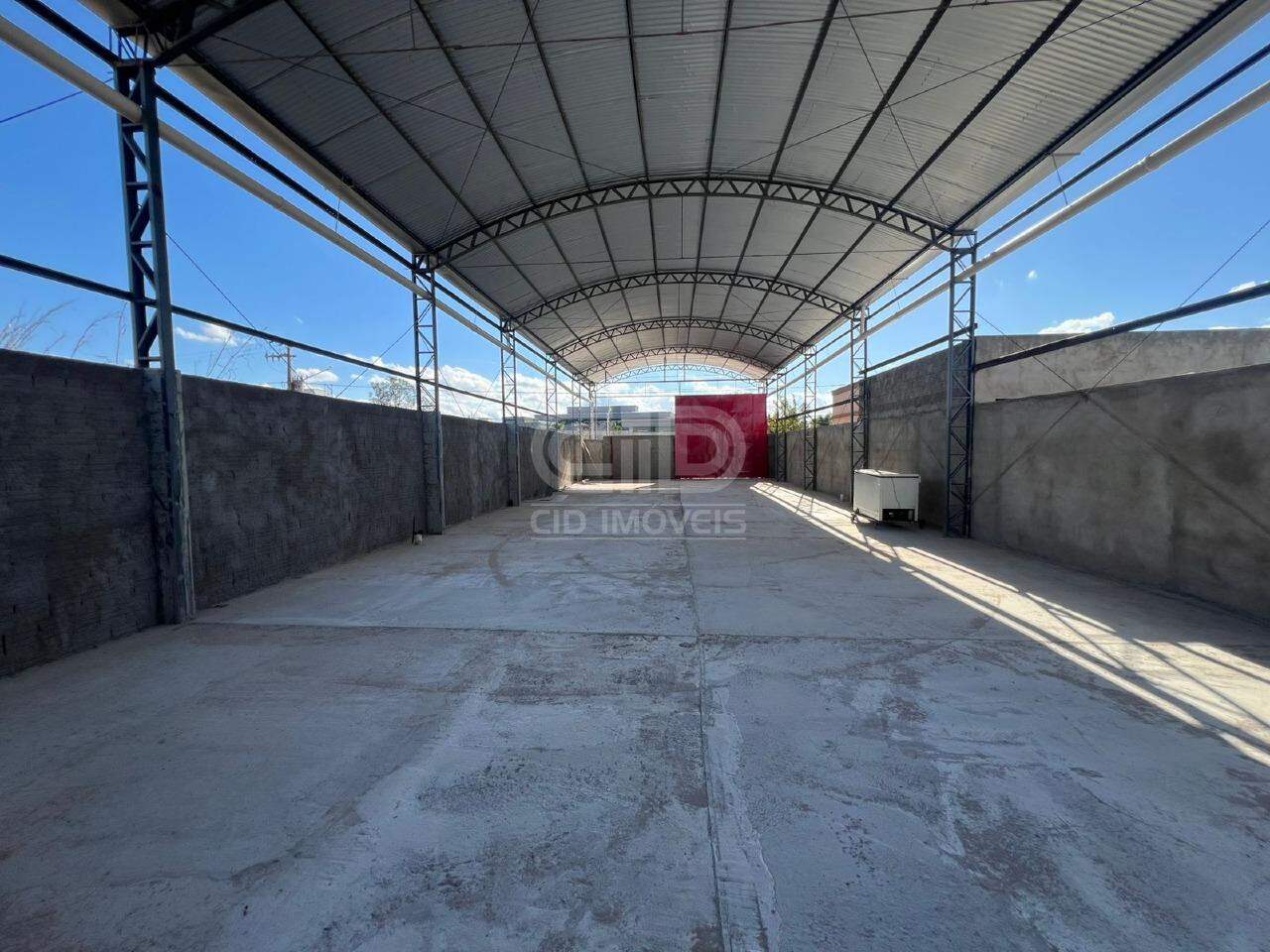Galpão com 300m² Próximo ao Condomínio Villa Jardim