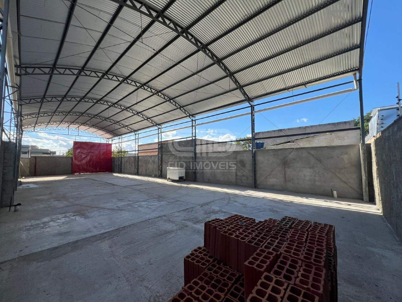 Galpão com 300m² Próximo ao Condomínio Villa Jardim