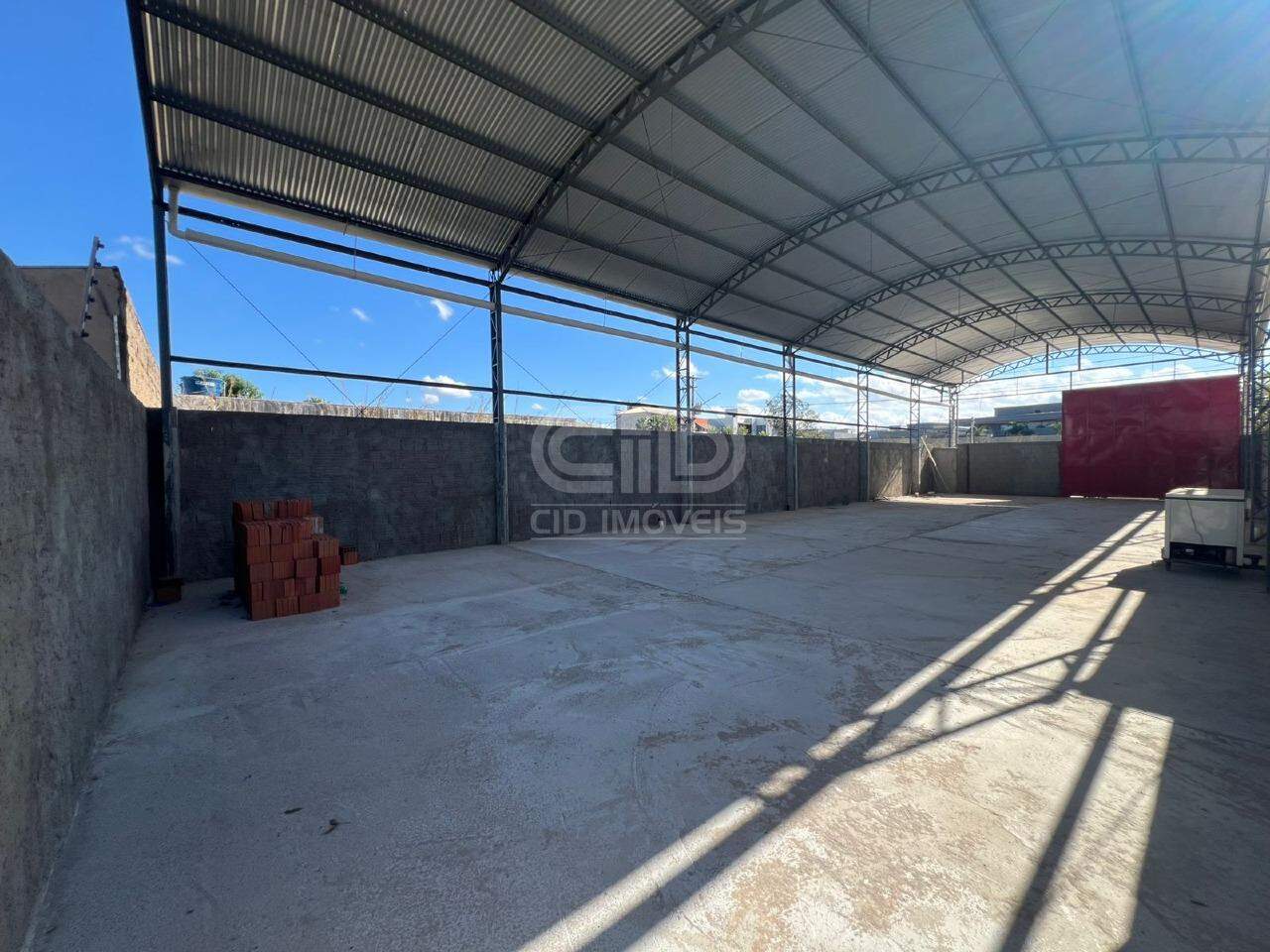 Galpão com 300m² Próximo ao Condomínio Villa Jardim