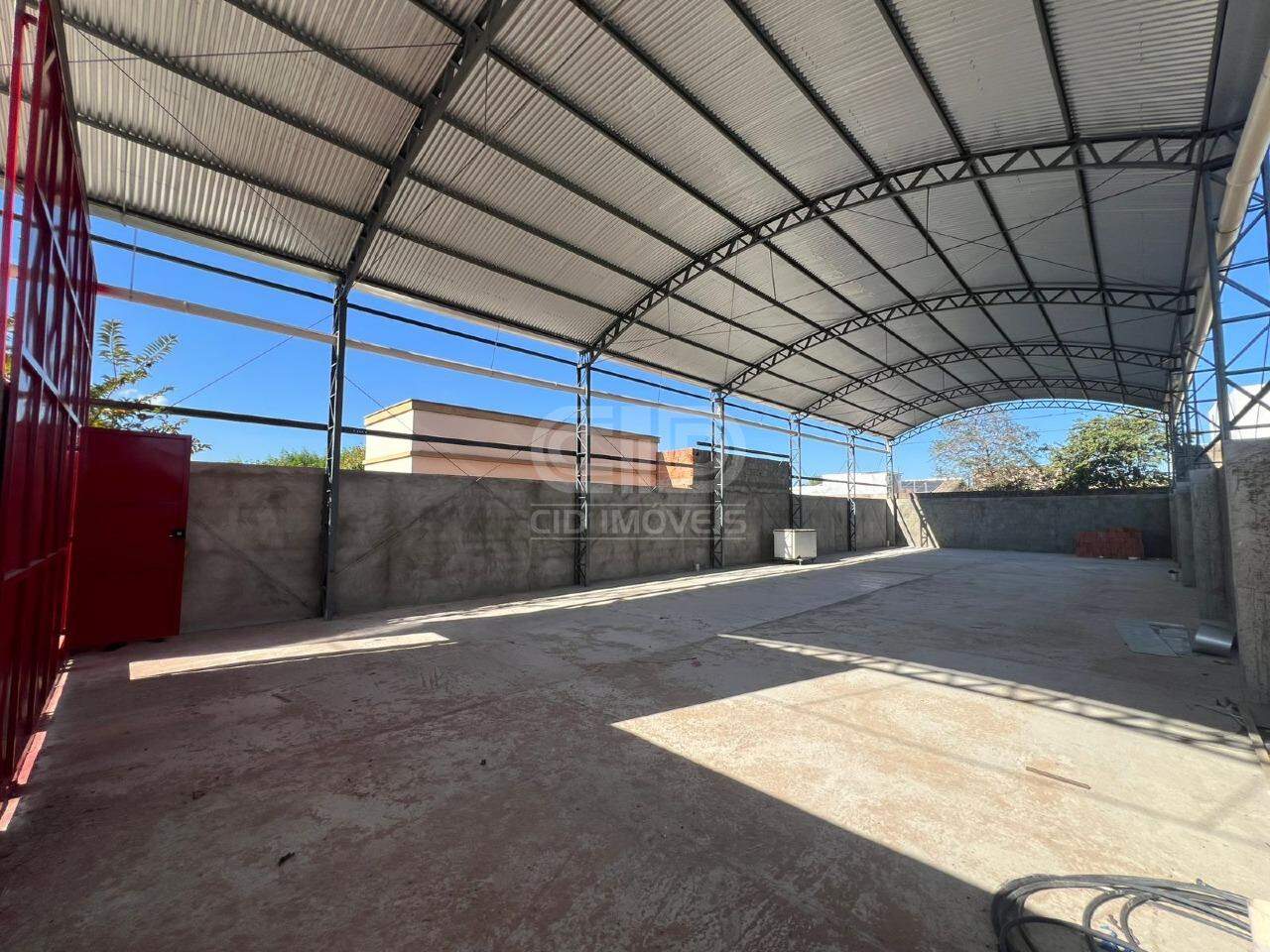 Galpão com 300m² Próximo ao Condomínio Villa Jardim