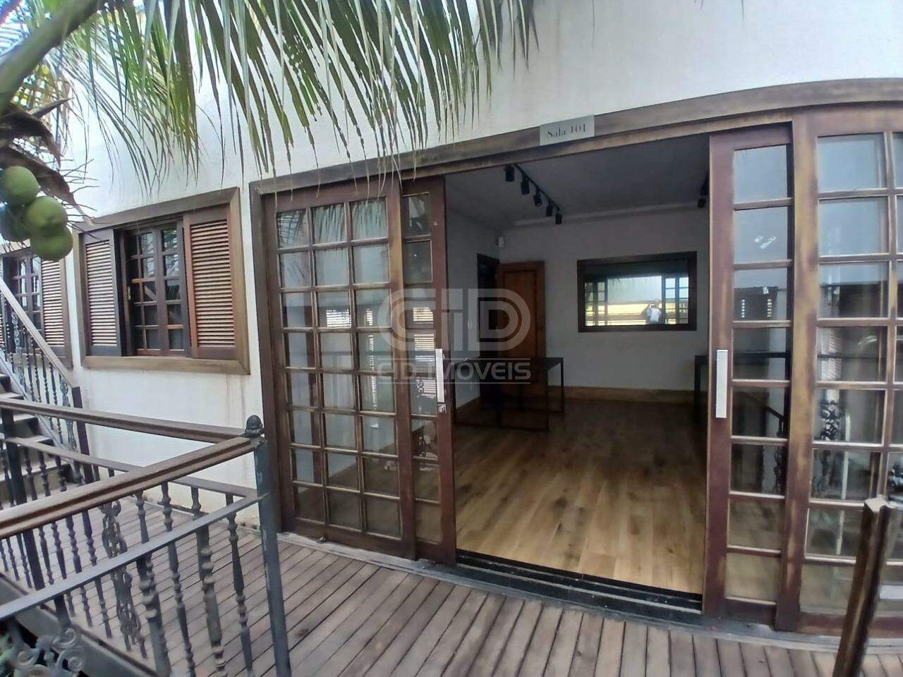 Casa Comercial com 8 Salas no Araés