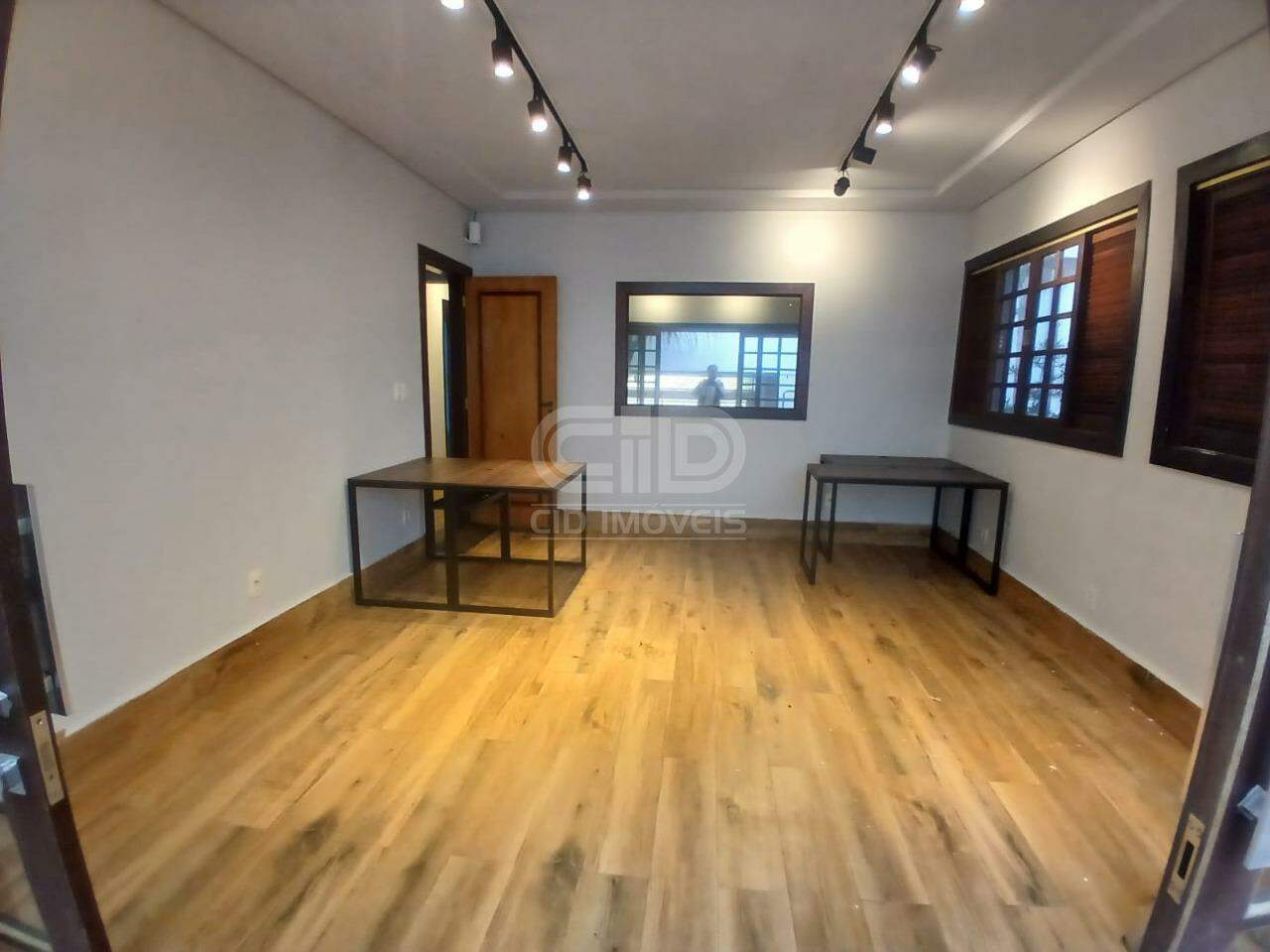 Casa Comercial com 8 Salas no Araés