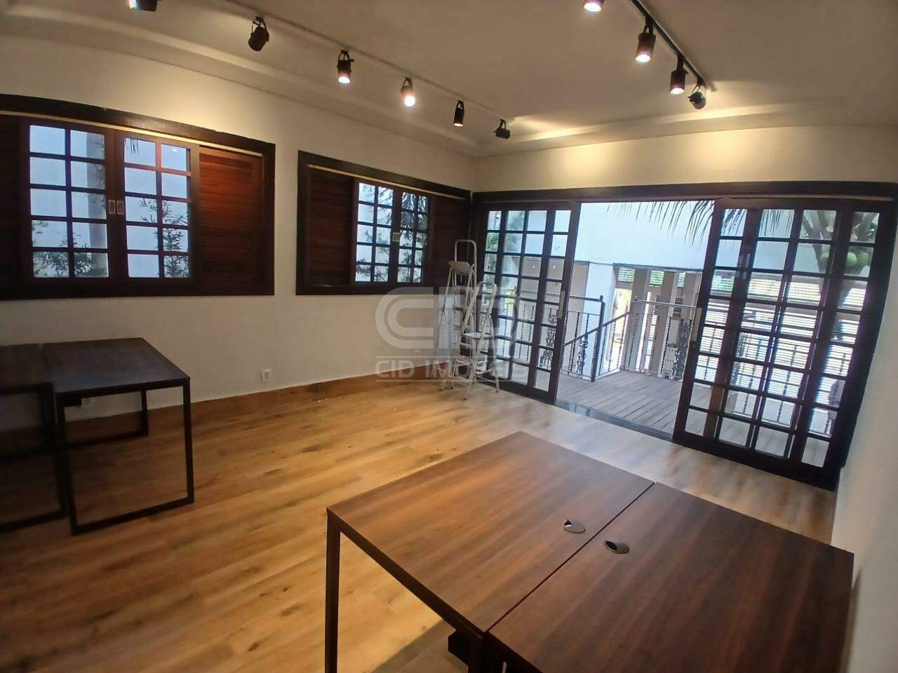 Casa Comercial com 8 Salas no Araés