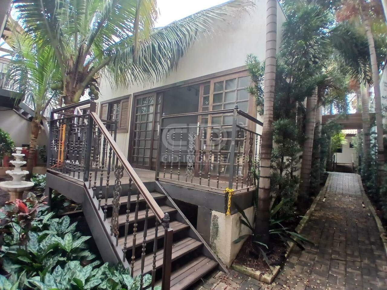 Casa Comercial com 8 Salas no Araés