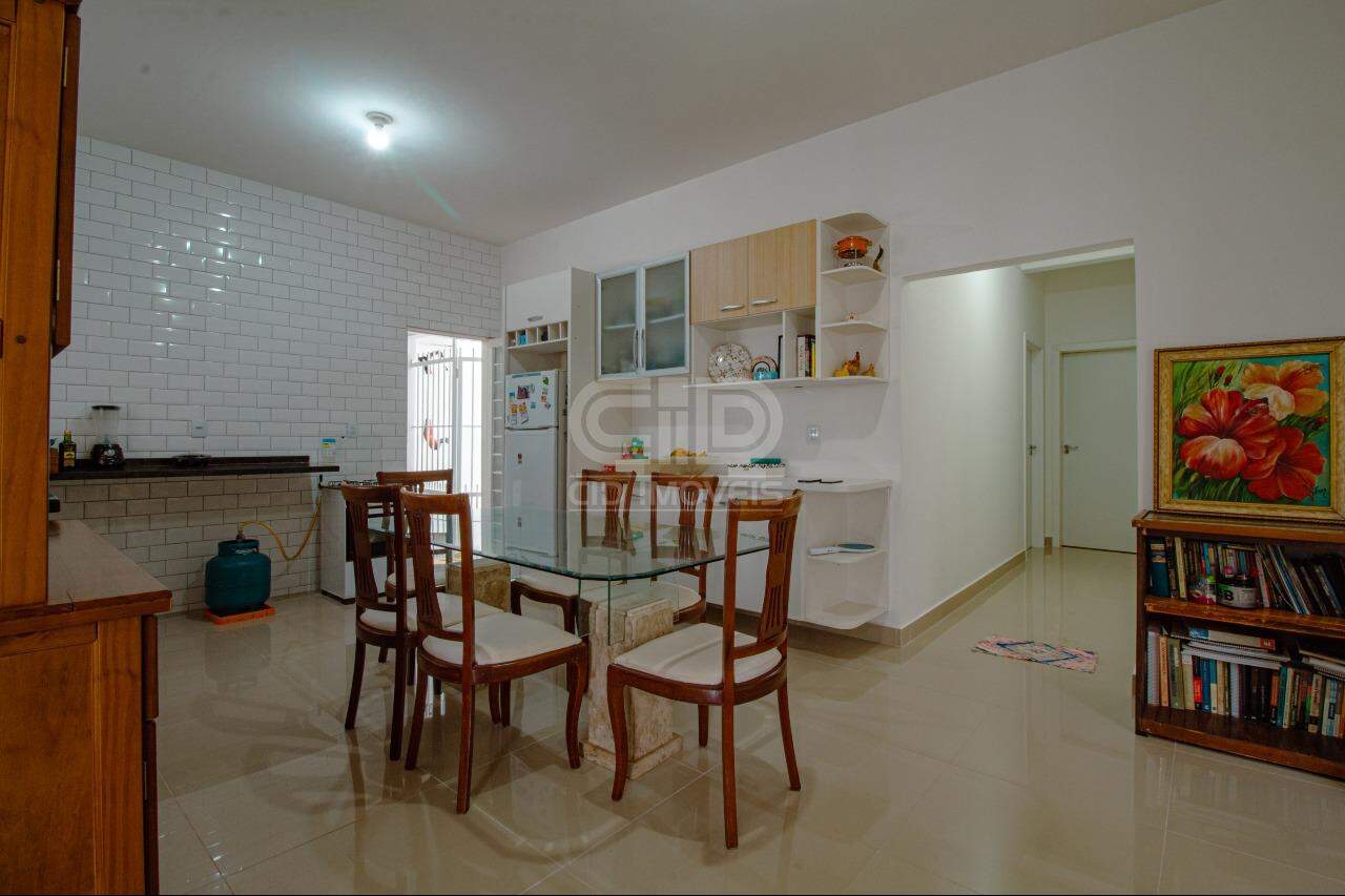 Casa à venda com 3 quartos, 220m² - Foto 4