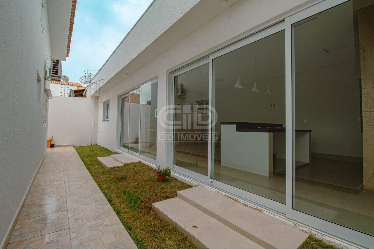 Casa à venda com 3 quartos, 220m² - Foto 1