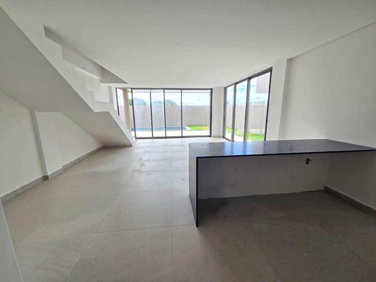 Casa em Condominio à venda no Portal Do Poço: 