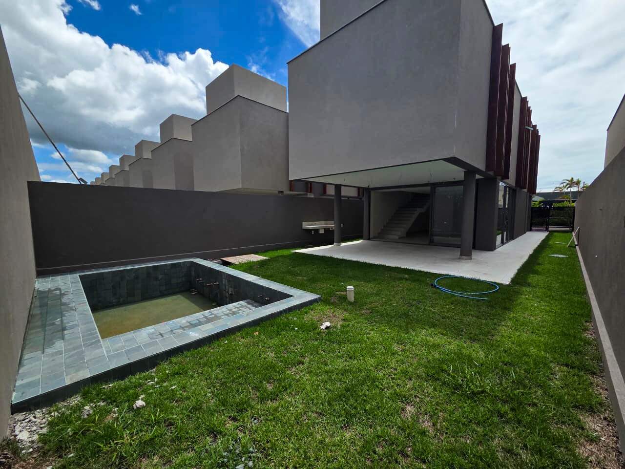 Casa em Condominio à venda no Portal Do Poço: 