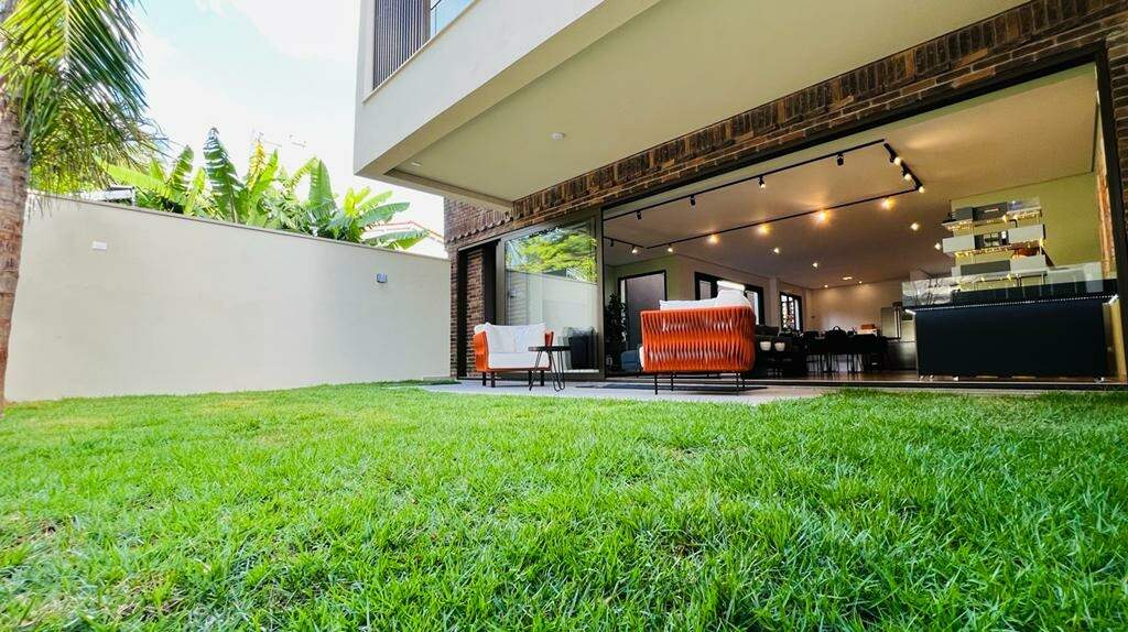 Casa de Condomínio à venda com 3 quartos, 550m² - Foto 1