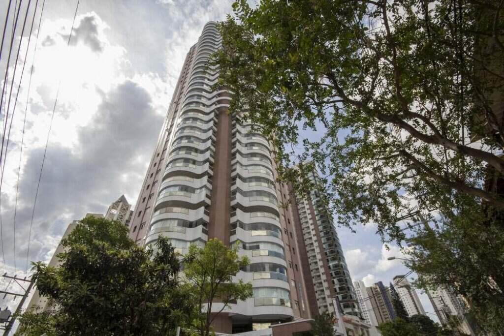 Apartamento à venda com 3 quartos, 200m² - Foto 1