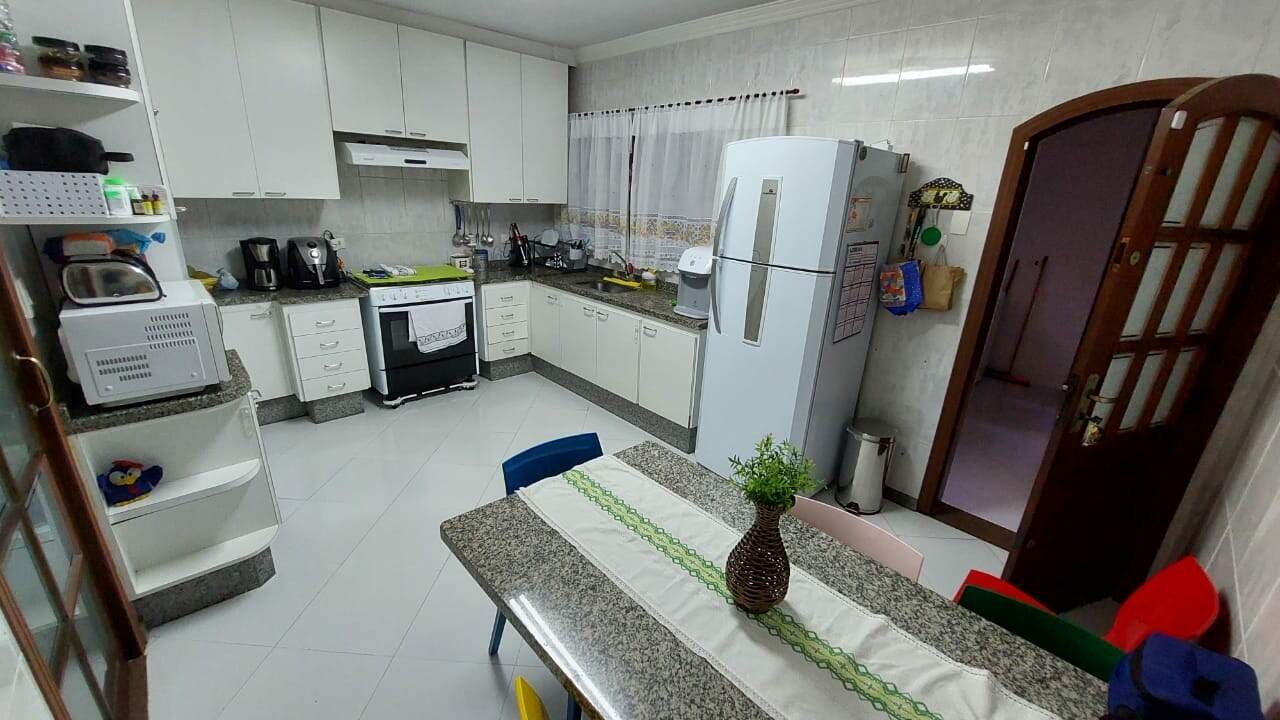 Casa à venda com 3 quartos, 218m² - Foto 4