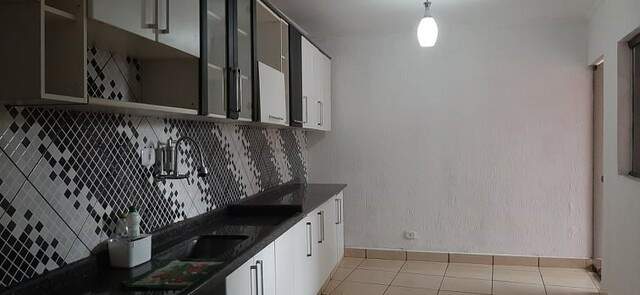 Casa à venda com 6 quartos, 200m² - Foto 1