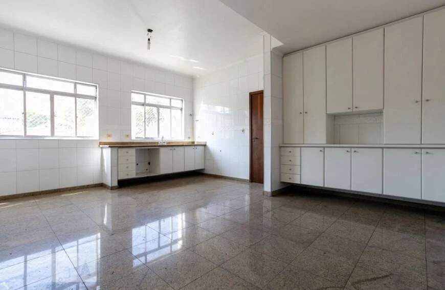 Casa à venda com 3 quartos, 360m² - Foto 2