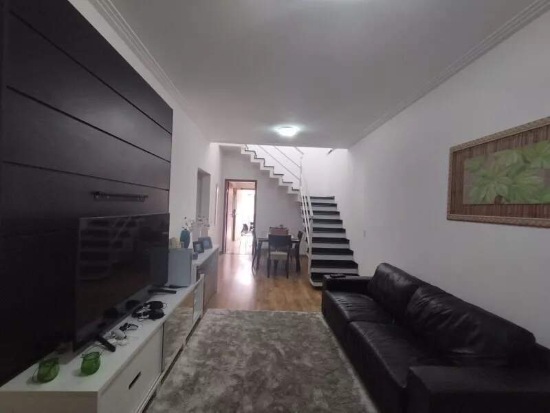 Casa à venda com 4 quartos, 170m² - Foto 1