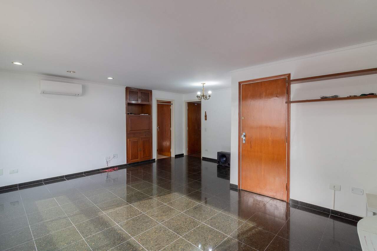 Apartamento à venda com 3 quartos, 142m² - Foto 2