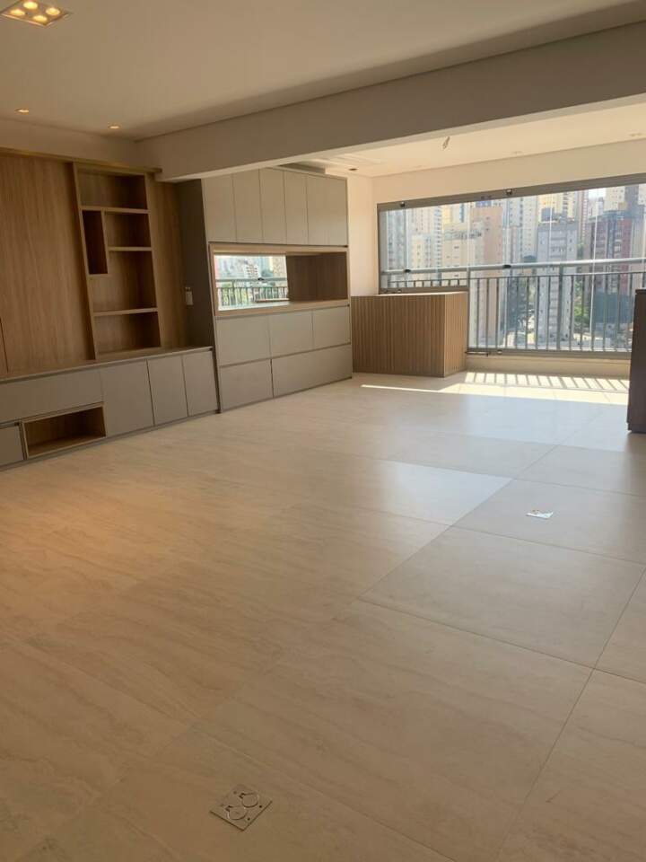 Apartamento à venda com 3 quartos, 150m² - Foto 2