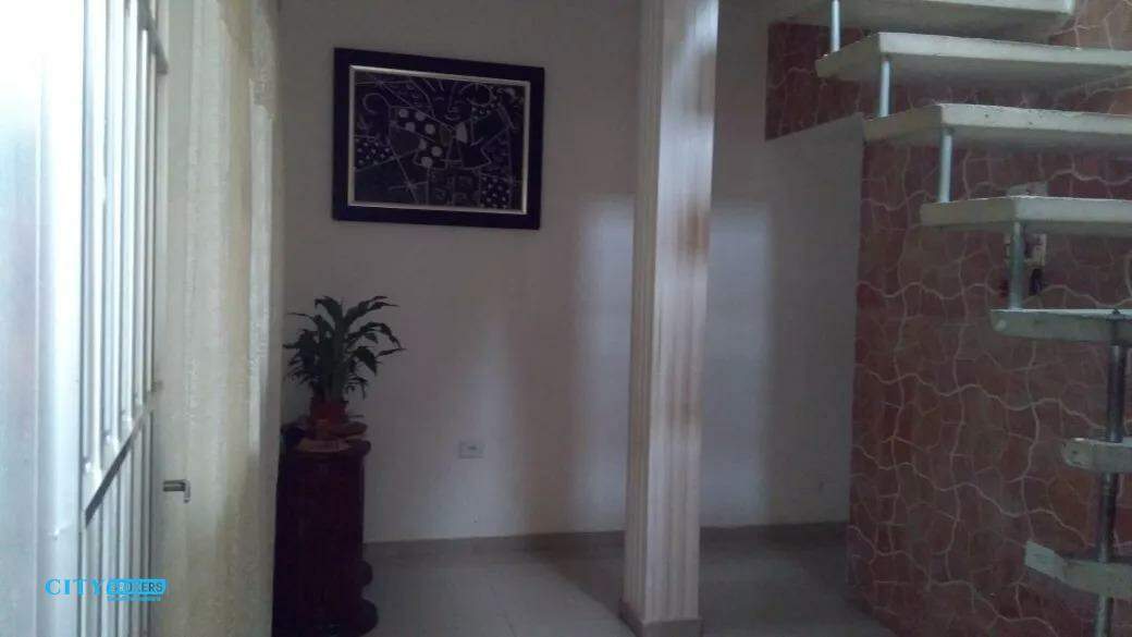 Sobrado à venda com 3 quartos, 200m² - Foto 2