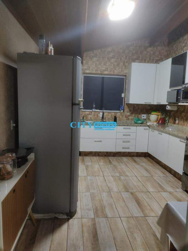 Casa à venda com 4 quartos, 200m² - Foto 5