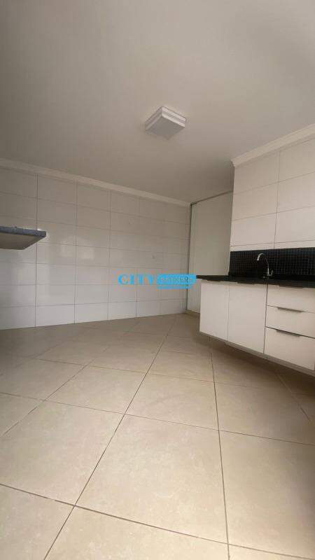 Sobrado à venda com 4 quartos, 240m² - Foto 2