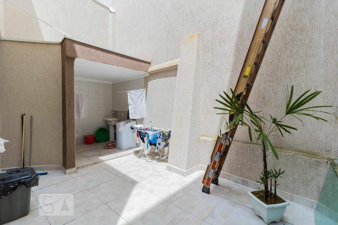 Sobrado à venda com 3 quartos, 180m² - Foto 1