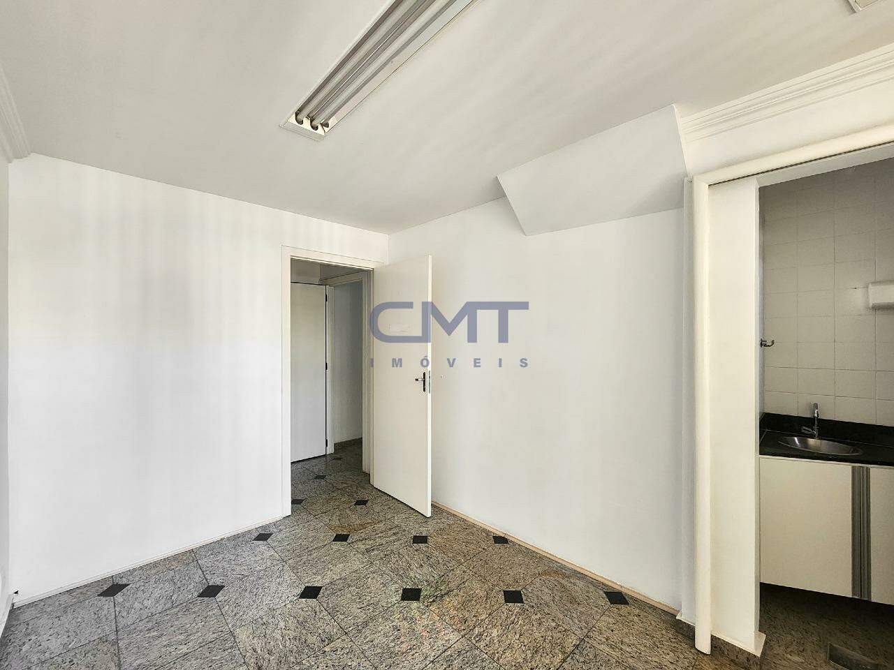 Sala à venda no Carmo: 