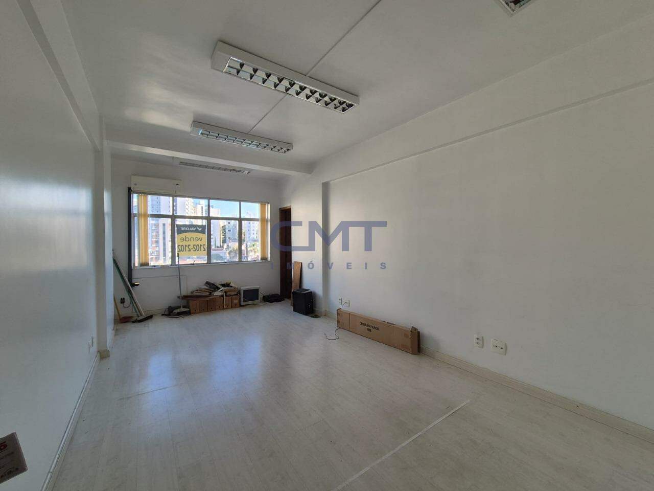 Sala à venda no Carmo: 