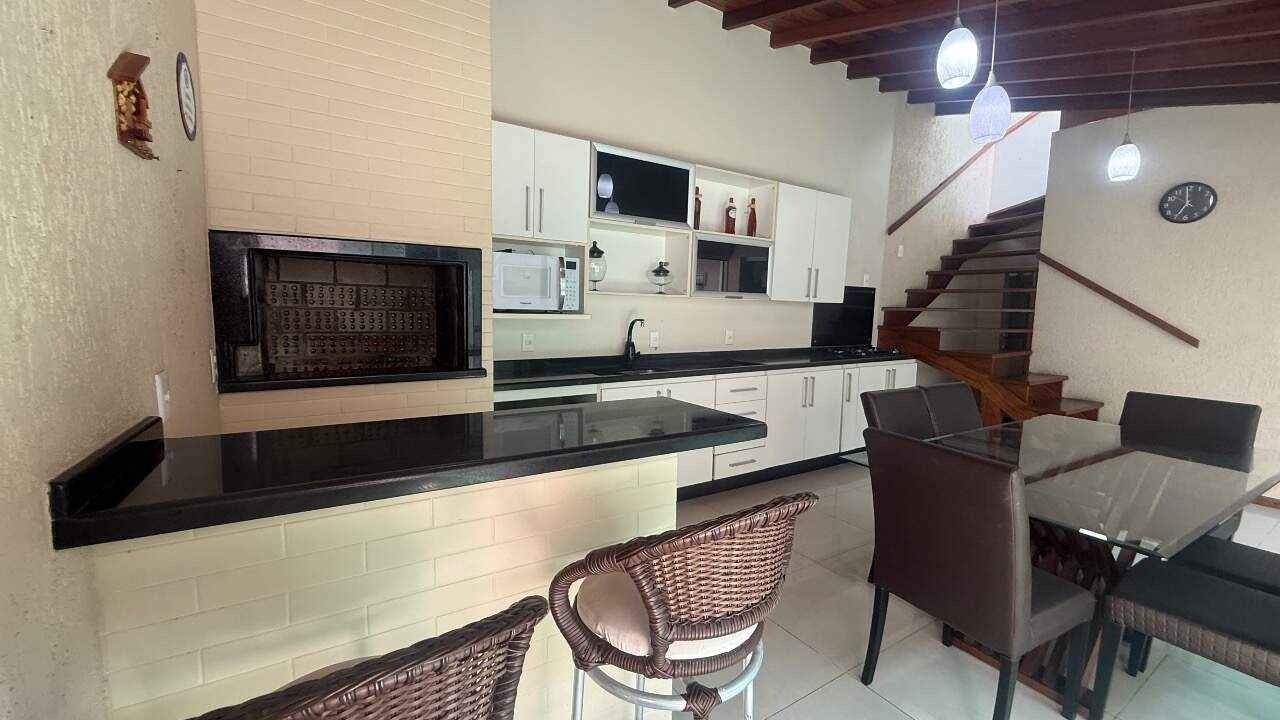 Casa para aluguel no Costeira do Pirajubaé: 