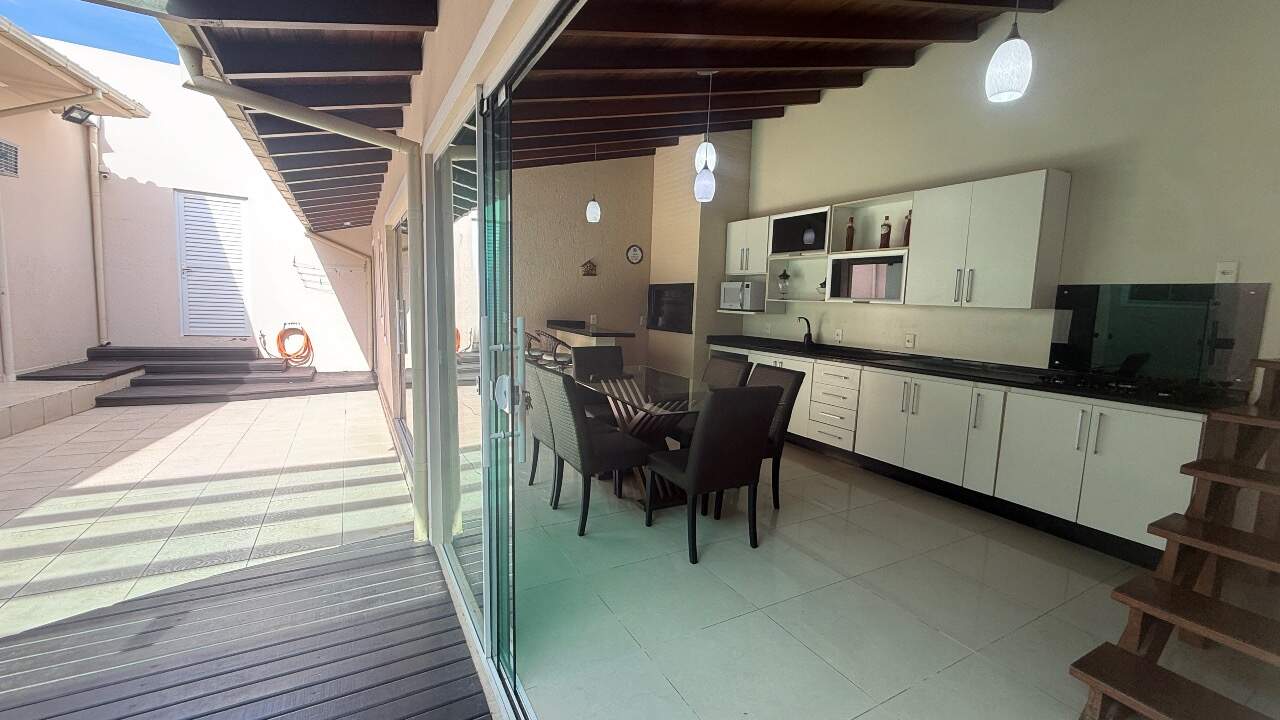 Casa para aluguel no Costeira do Pirajubaé: 