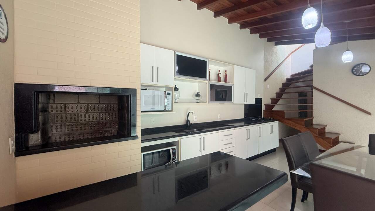 Casa para aluguel no Costeira do Pirajubaé: 