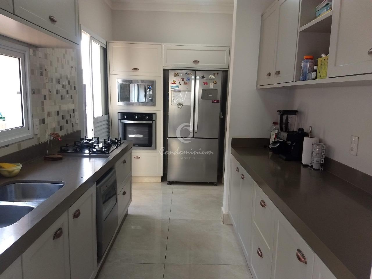 Casa de Condomínio com 3 quartos à venda, 243m² — foto 17 de 35