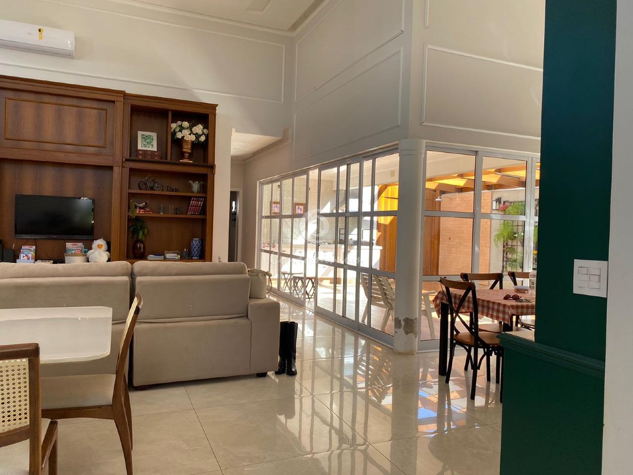 Casa de Condomínio com 3 quartos à venda, 243m² — foto 1 de 35