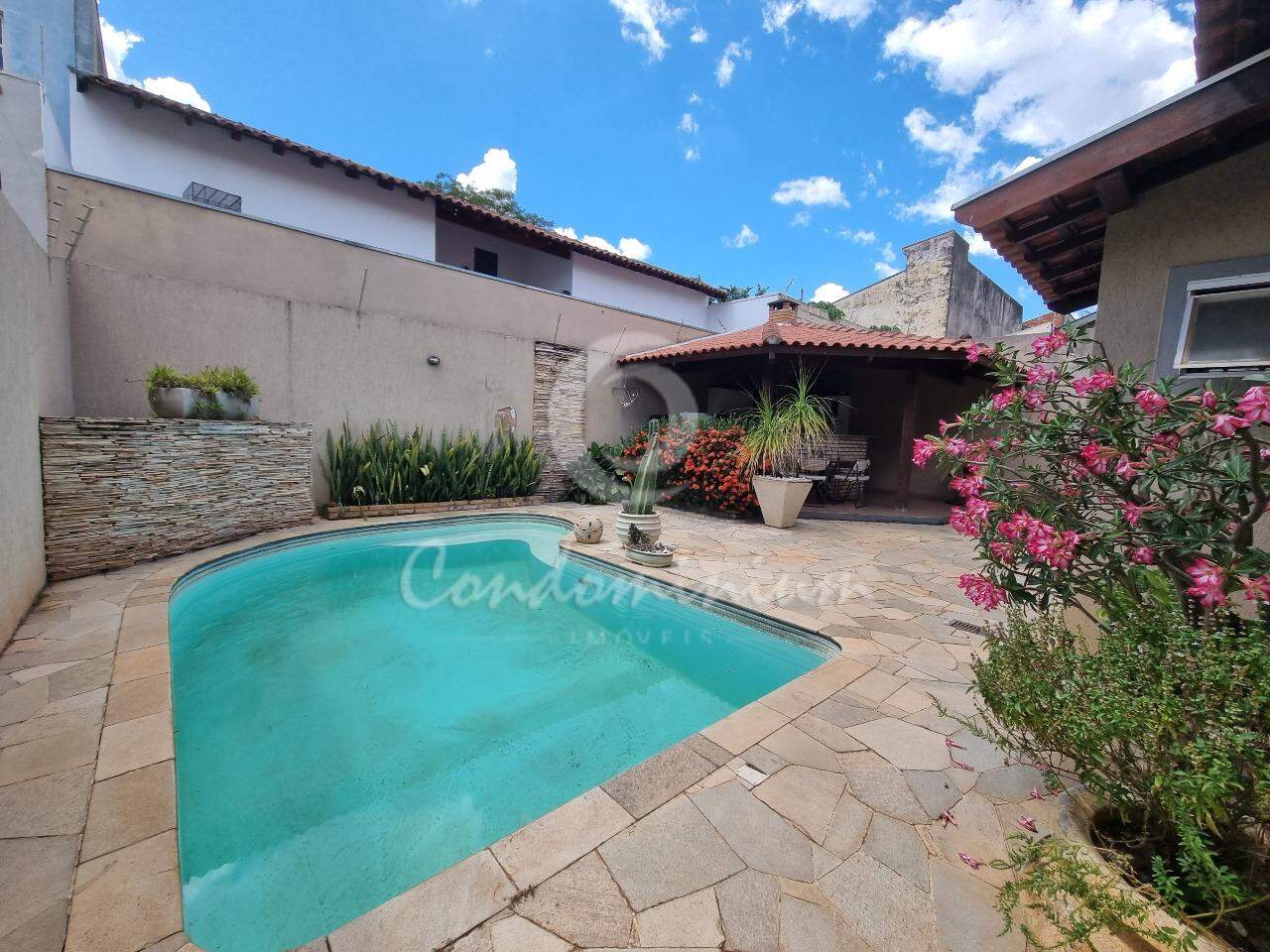 Casa com 3 quartos à venda, 250m² — foto 1 de 24