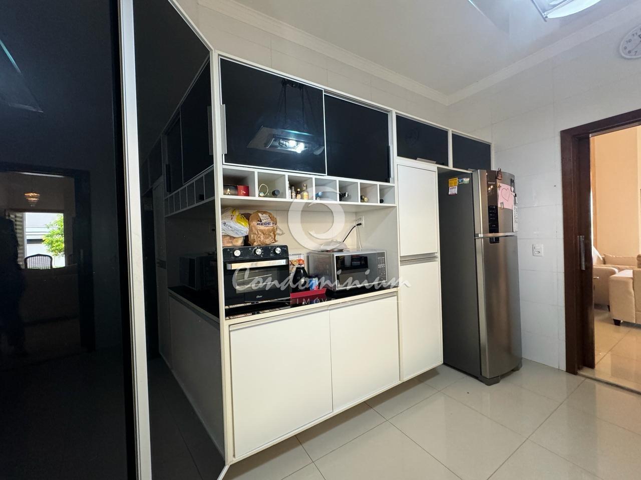 Casa de Condomínio com 3 quartos à venda, 240m² — foto 11 de 28