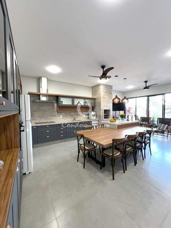 Casa de Condomínio com 3 quartos à venda, 224m² — foto 12 de 41