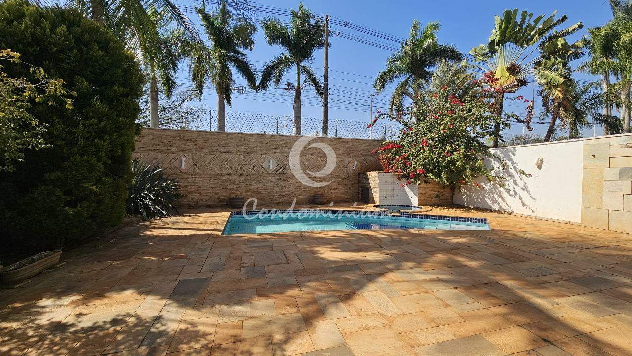 Casa de Condomínio com 3 quartos à venda, 556m² — foto 2 de 33
